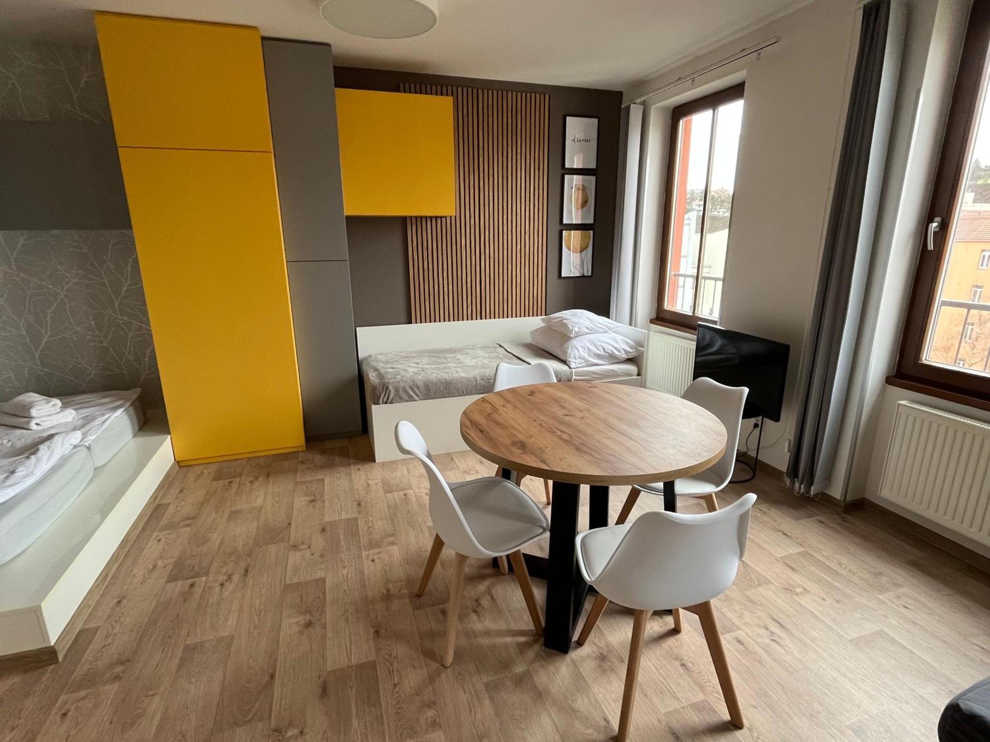 Yellow Apartment Deluxe Бърно Екстериор снимка