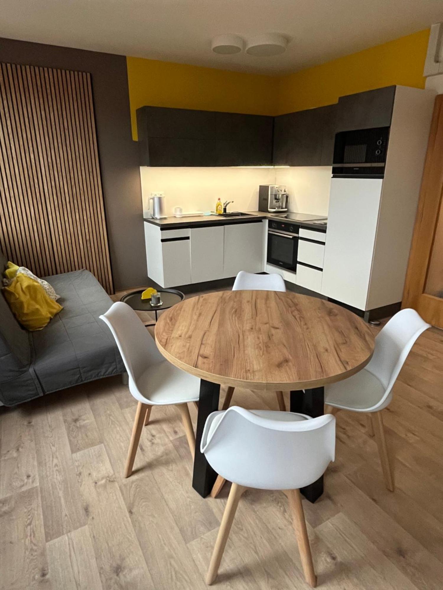 Yellow Apartment Deluxe Бърно Екстериор снимка